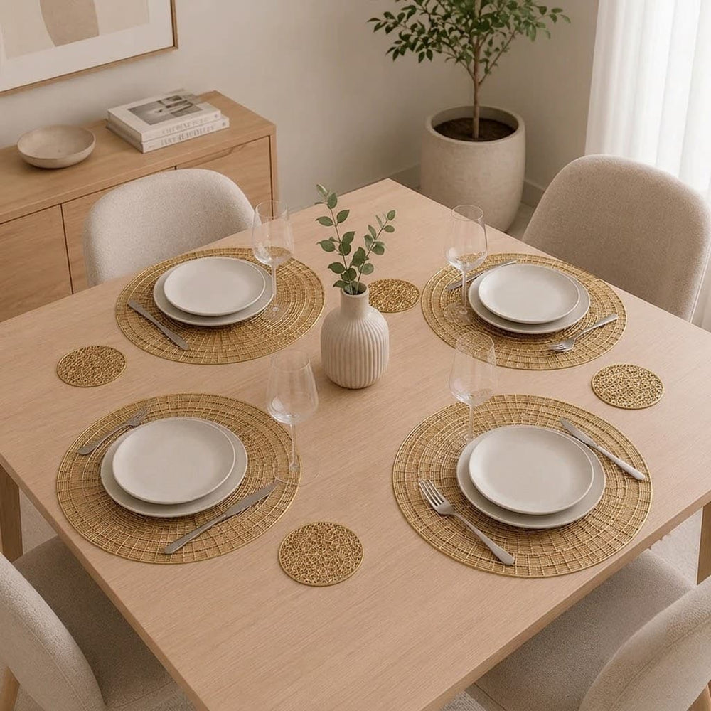 Individual para mesa redondo de 36 cm en PVC dorado con portavaso y diseño de líneas