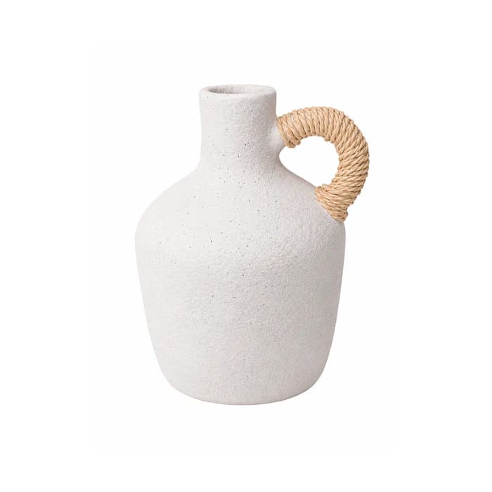 Florero decorativo blanco tipo cántaro con asa de cuerda