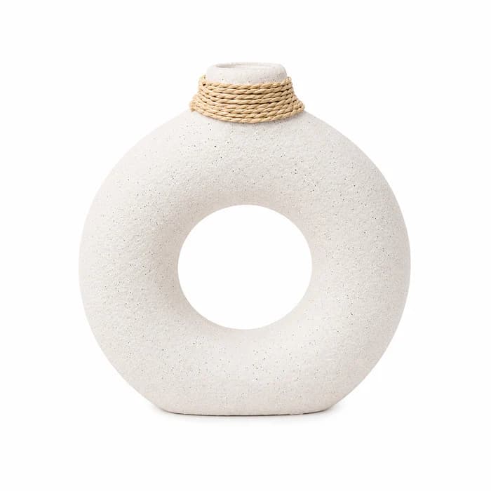 Florero decorativo blanco con diseño circular tipo aro
