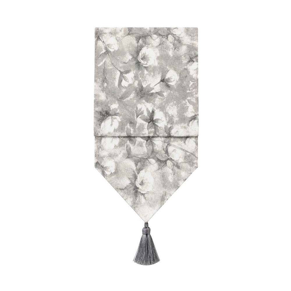 Camino de mesa flores gris plata de 33 × 180 cm.