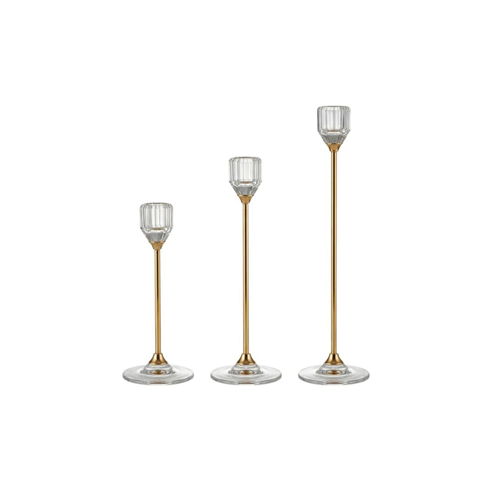 Set de tres candelabros dorados de diferentes alturas