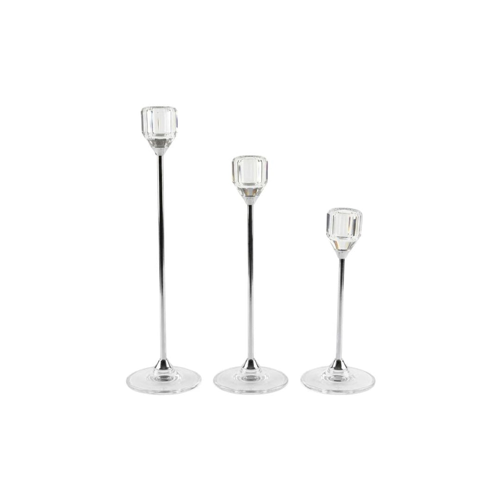Set de tres candelabros plateados de diferentes alturas