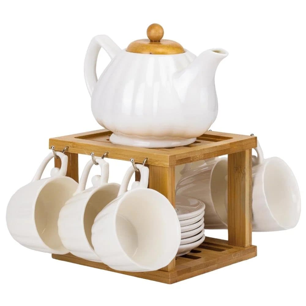 Tetera blanca sobre soporte de bambú