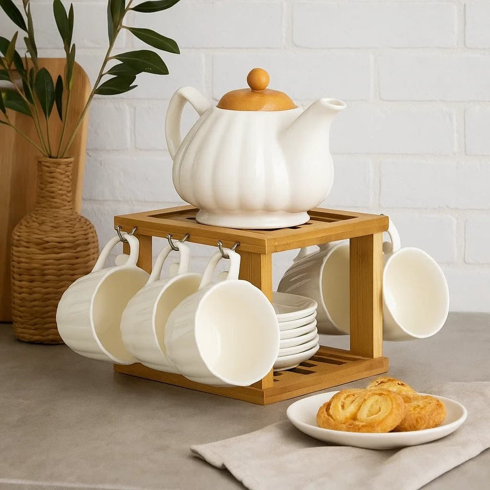 Seis tazas blancas colgadas en el soporte de bambú