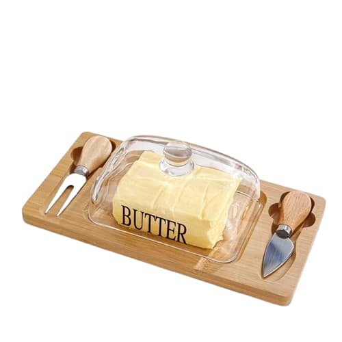 Tabla de queso con domo de vidrio y utensilios dispuestos