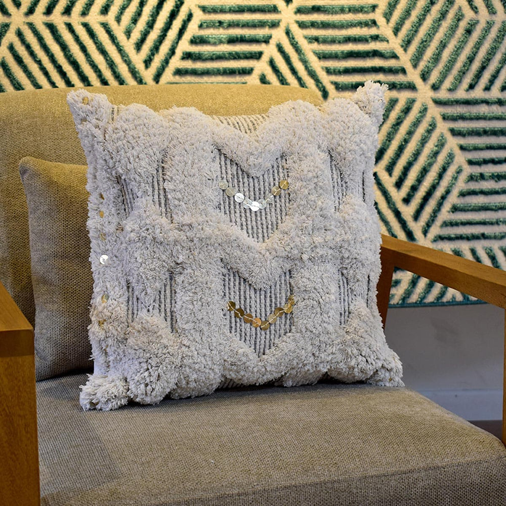 Detalle de lentejuelas en cojín blanco