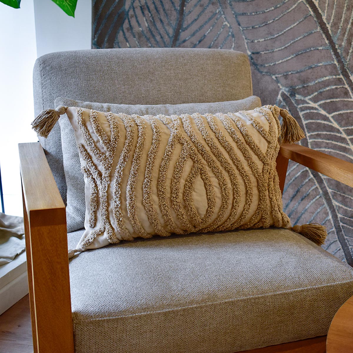 Cojín Rustic 101 crudo 30×50 cm con diseño en relieve y borlas