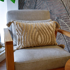 Cojín Rustic 101 crudo 30×50 cm con diseño en relieve y borlas