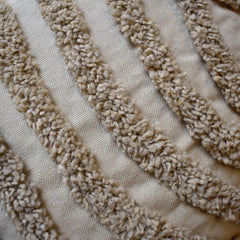 Cojín Rustic 101 crudo 30×50 cm con diseño en relieve y borlas