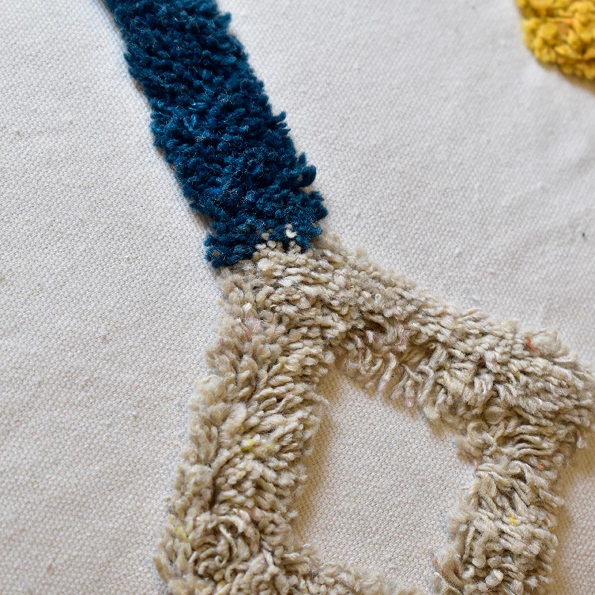 Cojín Rustic 105 multicolor 30×50 cm con diseño geométrico y borlas