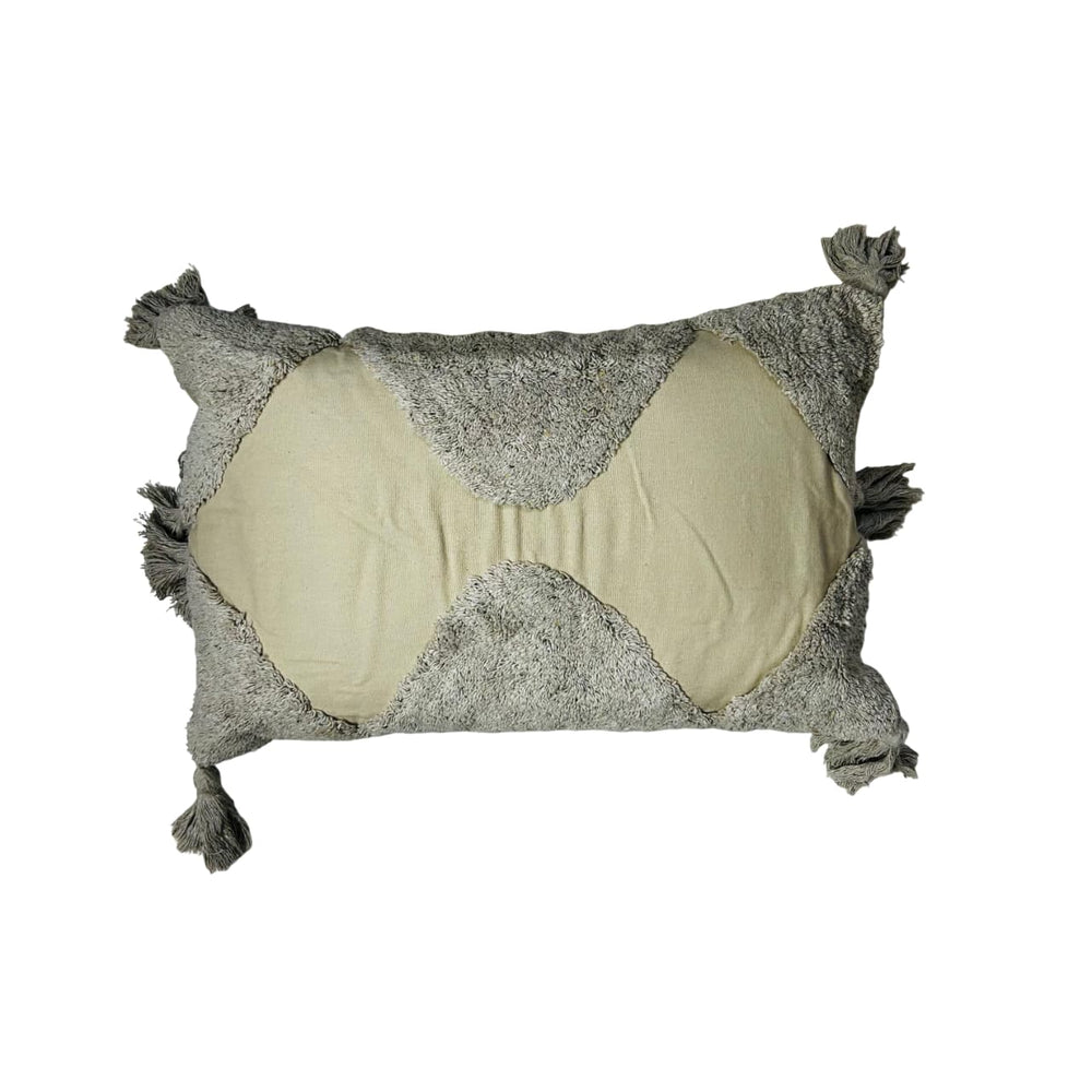 Cojín Rustic 113 beige 30×50 cm con diseño geométrico en relieve y borlas