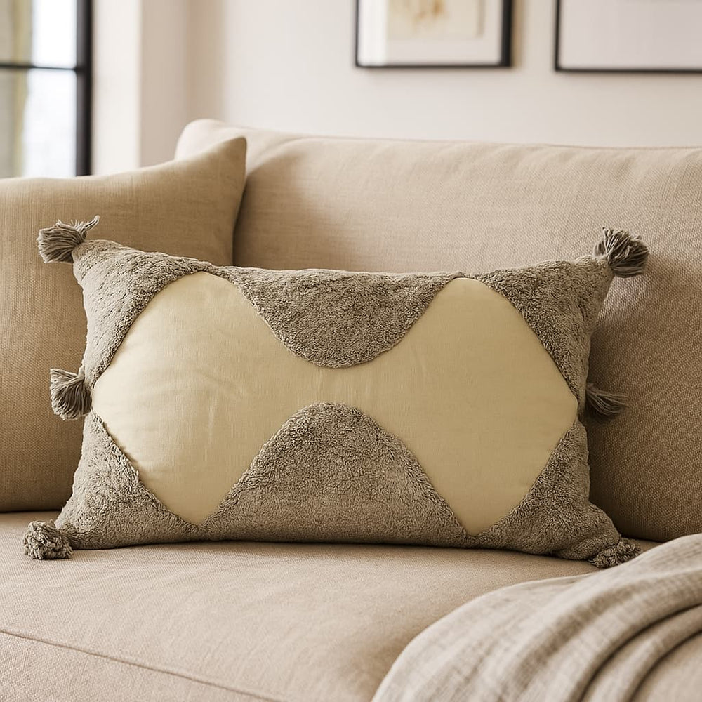 Cojín Rustic 113 beige 30×50 cm con diseño geométrico en relieve y borlas