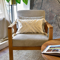 Cojín Rustic 119 crudo 30×50 cm con diseño geométrico en relieve y borlas