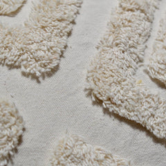 Cojín Rustic 119 crudo 30×50 cm con diseño geométrico en relieve y borlas