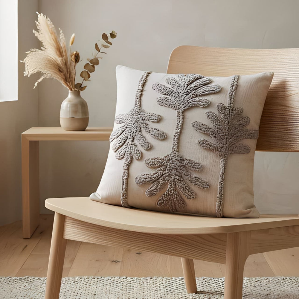 Cojín Rustic 163 marfil 45×45 cm con diseño botánico de hojas en relieve