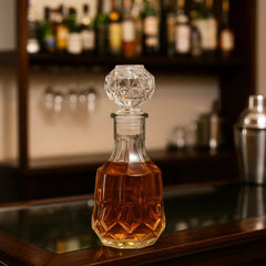 Whiskera en vidrio transparente con diseño hexagonal y tapa facetada