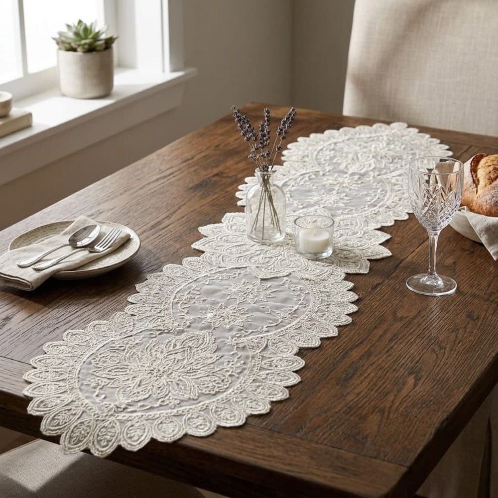 Camino de mesa beige de 40×173 cm con diseño floral calado y bordes
