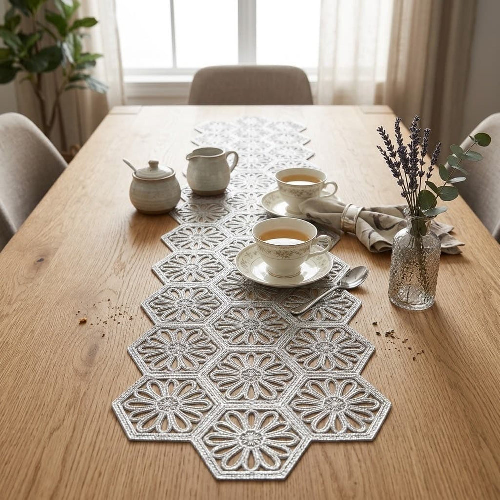 Camino de mesa beige de 40×173 cm con flores dentro de figuras hexagonales caladas