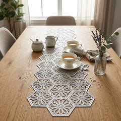 Camino de mesa beige de 40×173 cm con flores dentro de figuras hexagonales caladas