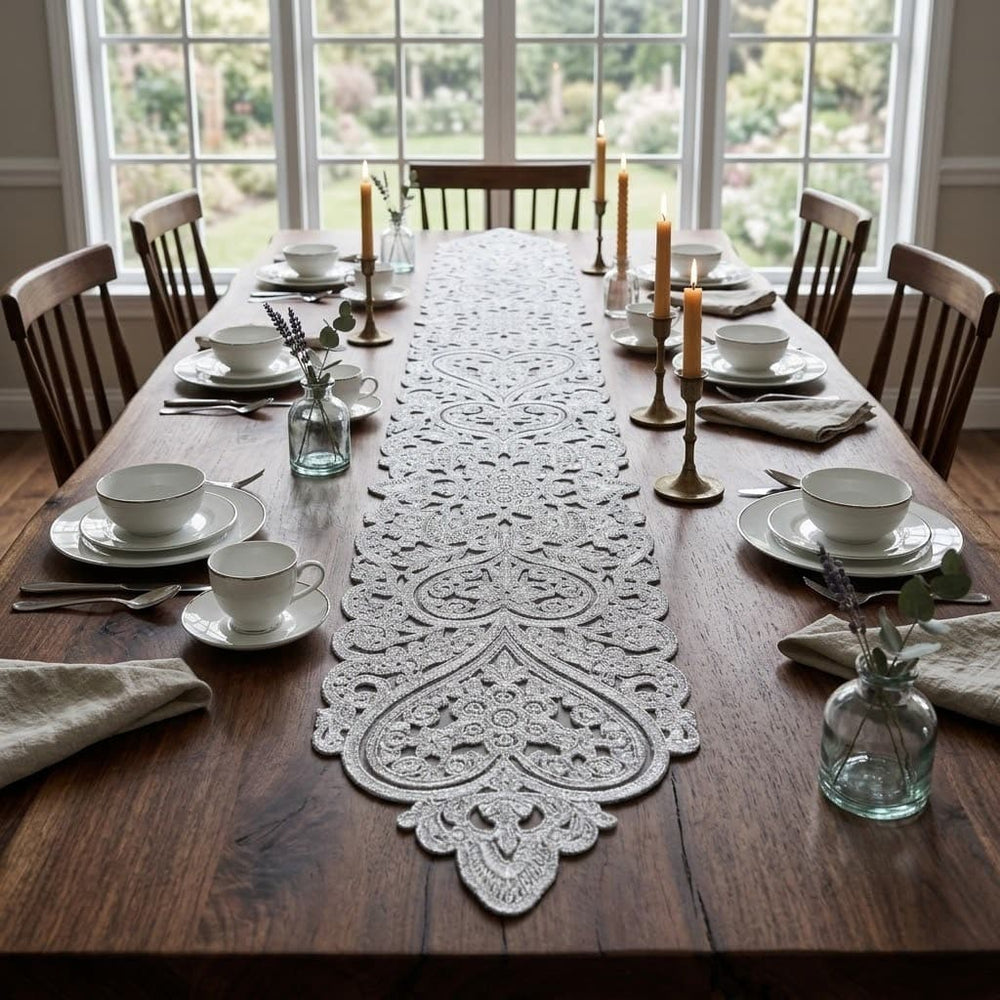 Camino de mesa beige de 40×173 cm con diseño de corazones y acabado calado ornamental
