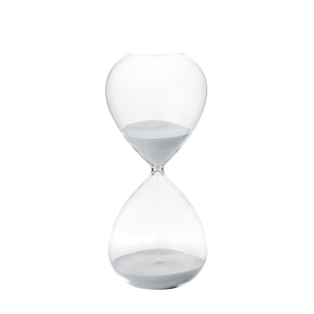 Vista frontal de reloj de arena decorativo en vidrio