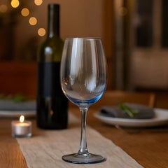 Copa de cristal azul 350 ml diseño liso sobre fondo blanco.