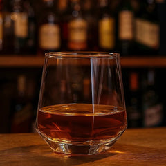 aso whiskero de vidrio transparente 330 ml con líneas verticales y base facetada