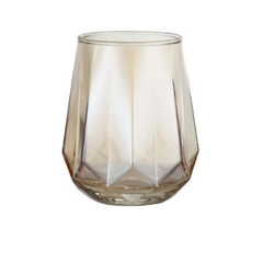 Vaso whiskero de vidrio con diseño facetado tipo diamante color ámbar.