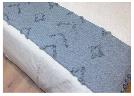 Frazada Kenza gris 1.25×150 cm con flecos decorativos