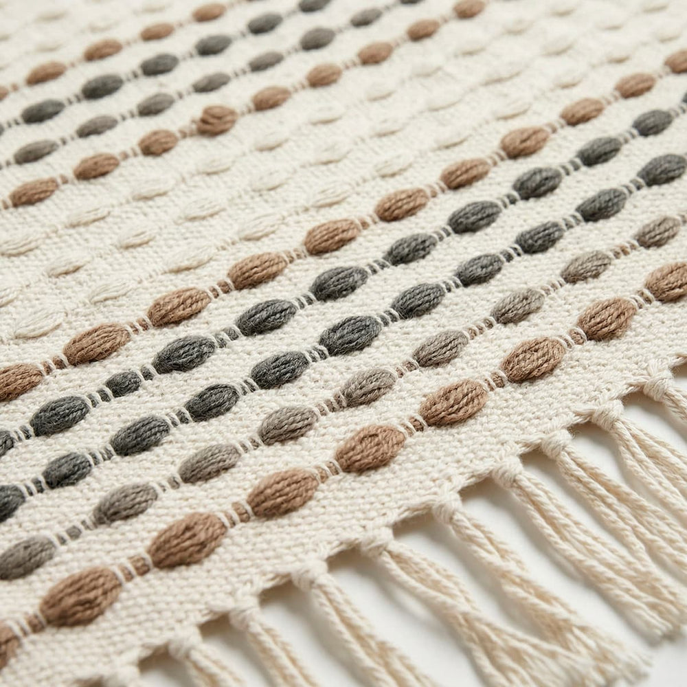 Manta decorativa beige con flecos para sala

