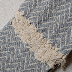 Frazada Masai gris claro 125x150 cm con diseño espiga y flecos