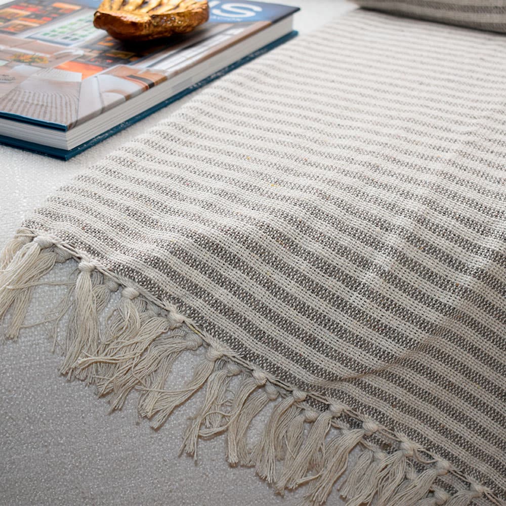 Detalle de flecos de la manta taupe