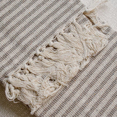 Detalle de flecos de la manta taupe