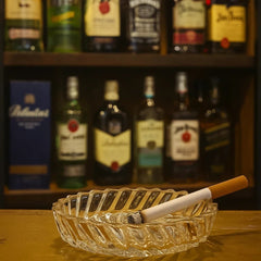 Cenicero de vidrio transparente con diseño espiral y borde tallado en puntas