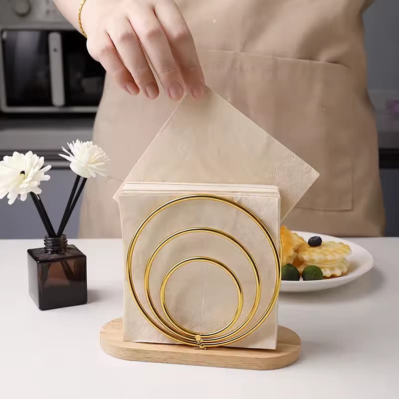 Servilletero espiral dorado con base de bambú de 15 cm