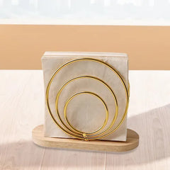 Servilletero espiral dorado con base de bambú de 15 cm