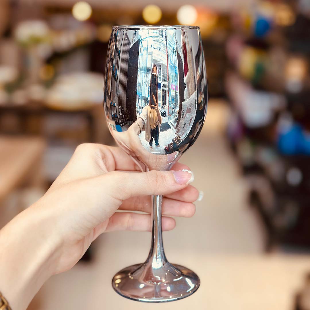 Detalle de la forma elegante de copa lisa en vidrio – Lala Home