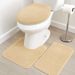 Juego de baño Baru 3 piezas en beige: alfombra rectangular, contorno y tapa de inodoro, base antideslizante.