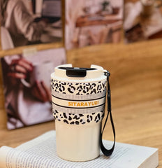 Termo SitaraYuri 360 ml en color amarillo con diseño animal print