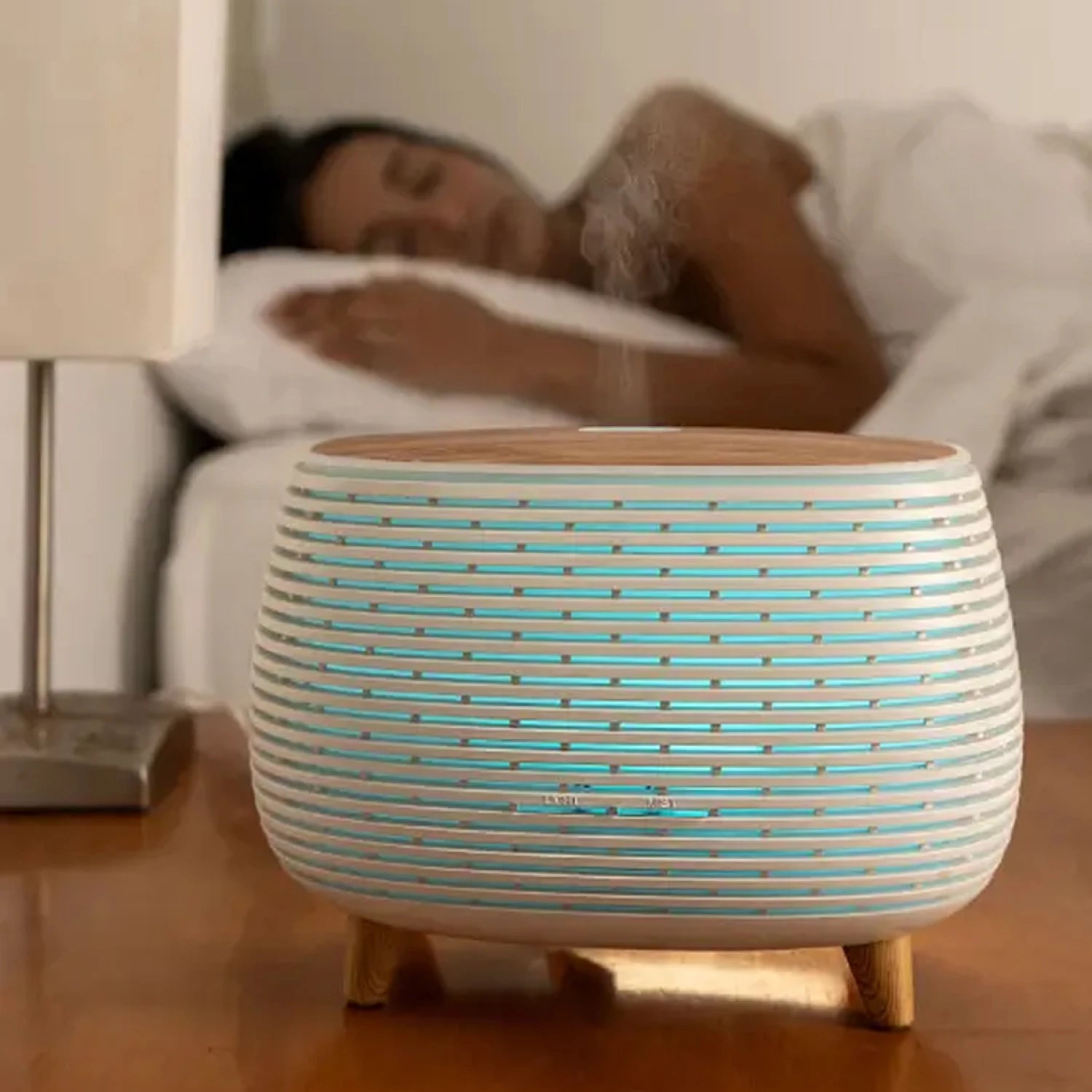 Humidificador 400ml con luces LED y control remoto, diseño moderno en blanco y negro con tapa en imitación madera.