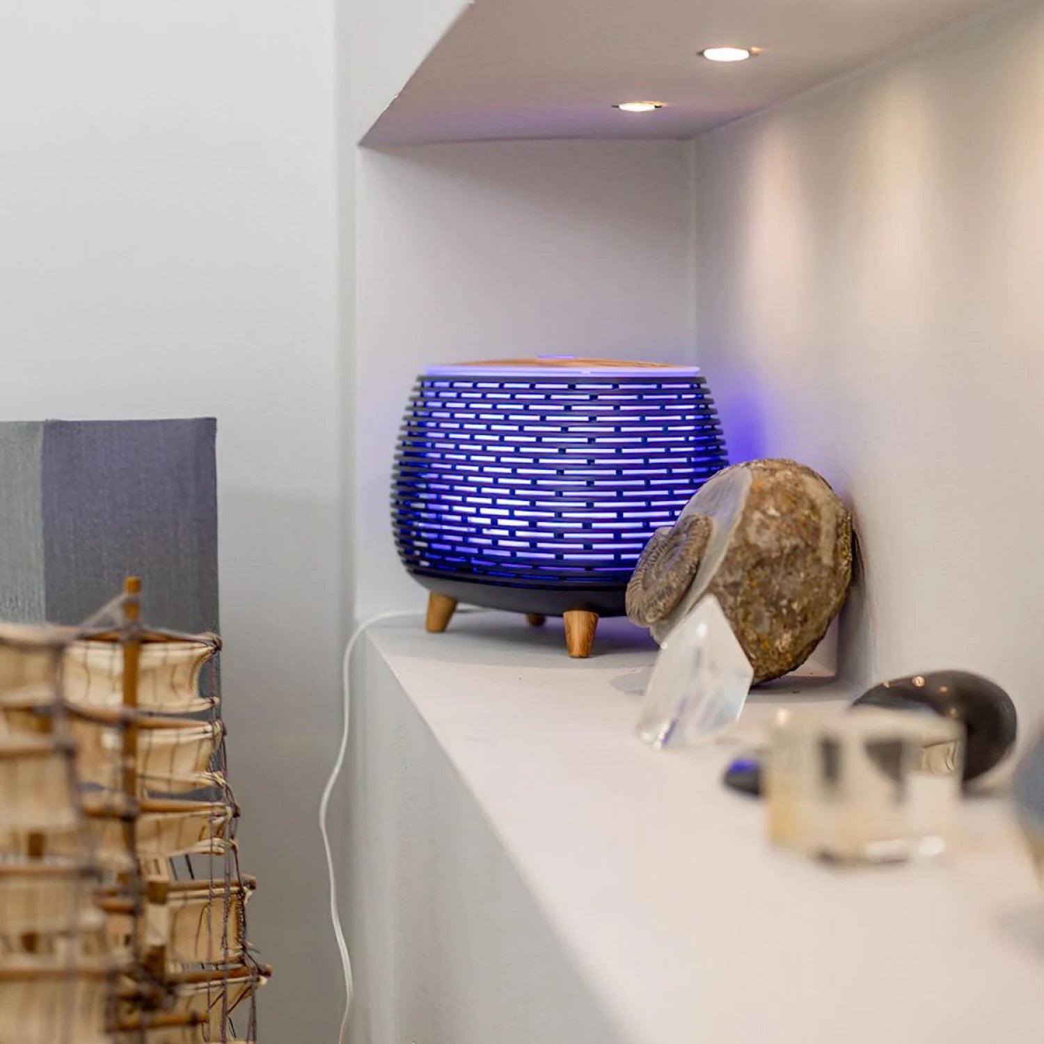 Humidificador 400ml con luces LED y control remoto, diseño moderno en blanco y negro con tapa en imitación madera.