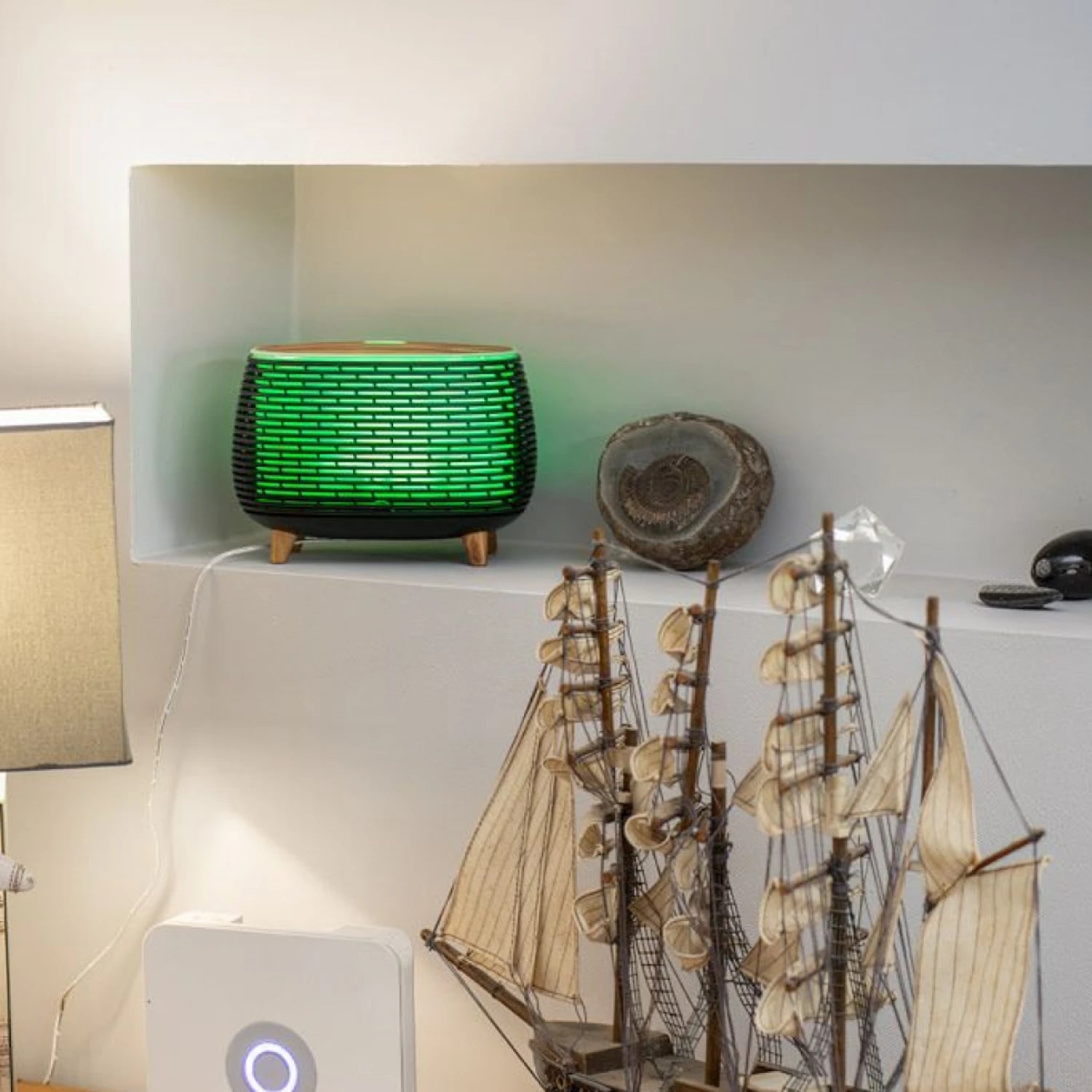 Humidificador 400ml con luces LED y control remoto, diseño moderno en blanco y negro con tapa en imitación madera.