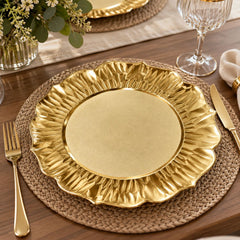 Plato base dorado con bordes ondulados y relieve tipo pétalo
