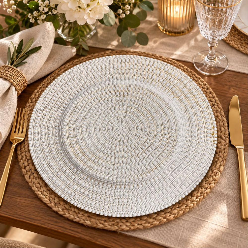 Plato base blanco con textura en relieve y detalles dorados concéntricos