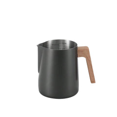 Jarra negra para leche con pico vertedor y asa lateral
