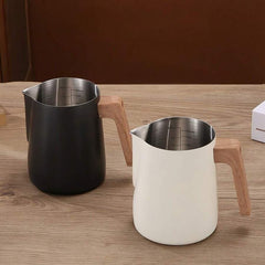 Jarra de acero inoxidable 600 ml blanca con mango tipo madera y marcas internas para café