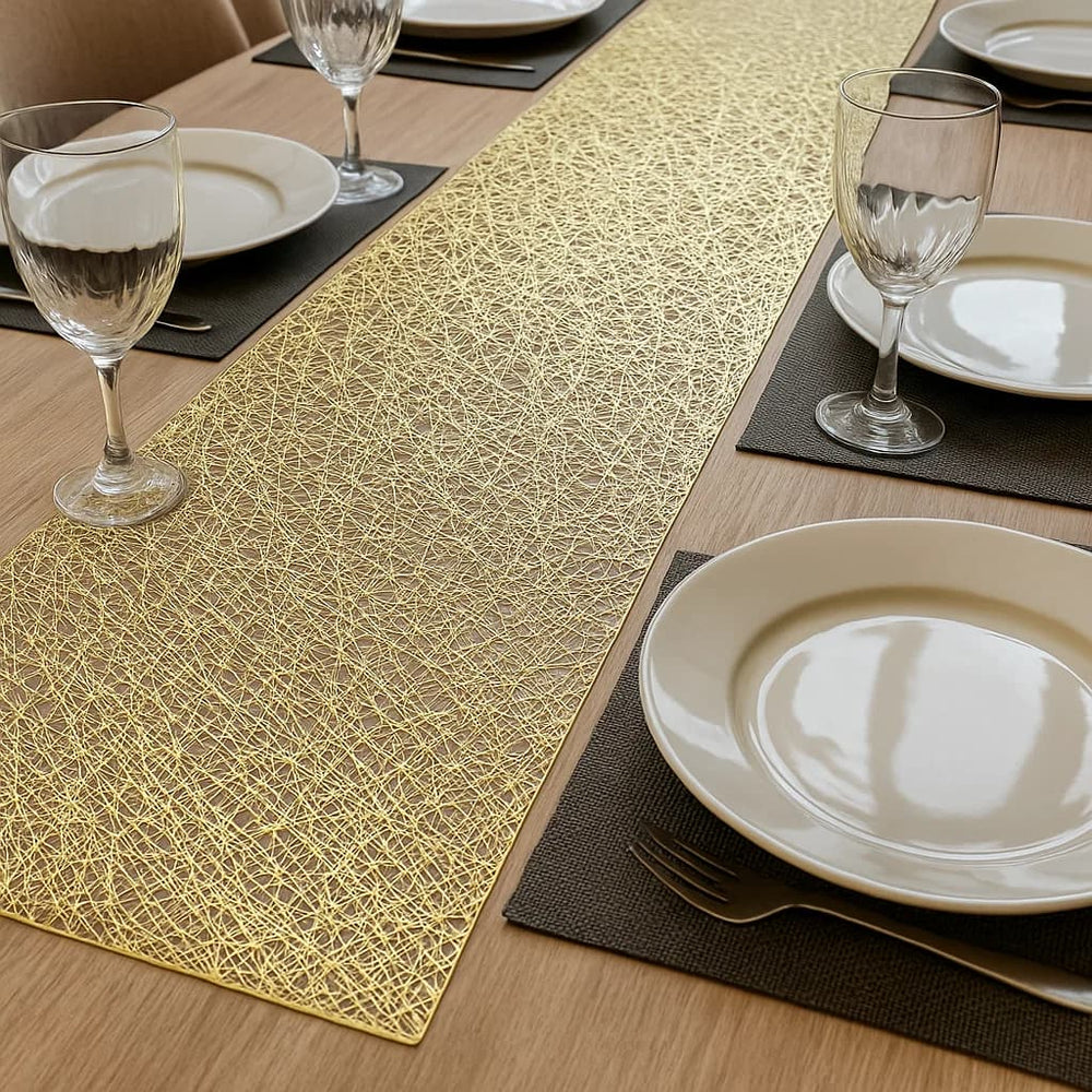 Camino de mesa dorado en PVC con diseño moderno de trazos entrelazados