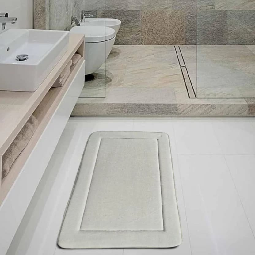 Tapete de baño Bari 50×80 cm color gris claro con felpa suave y base antideslizante.