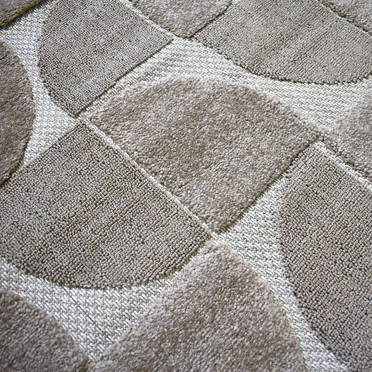 Tapete geométrico con diseño curvo