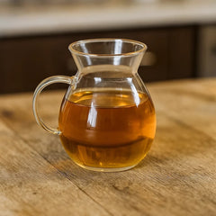 Mini jarra en vidrio transparente de 180 ml con diseño liso y asa ergonómica